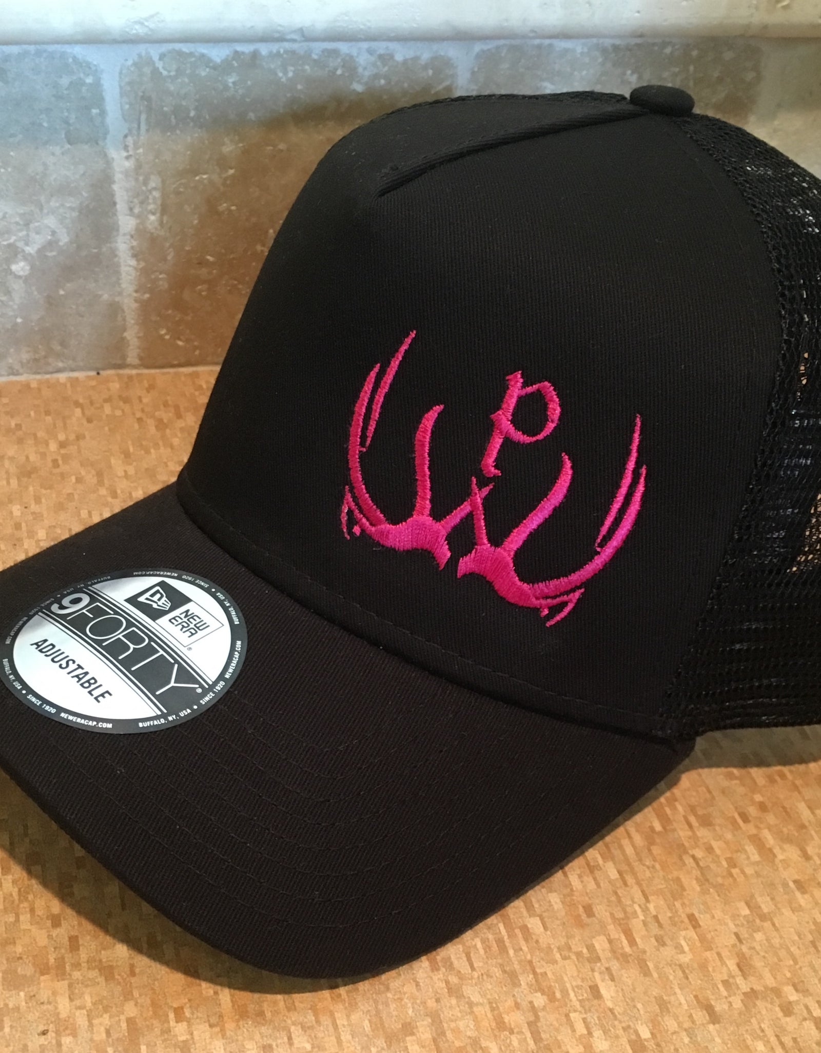 New Era Pursue The Wild Logo Hat - Black/Black & Pink