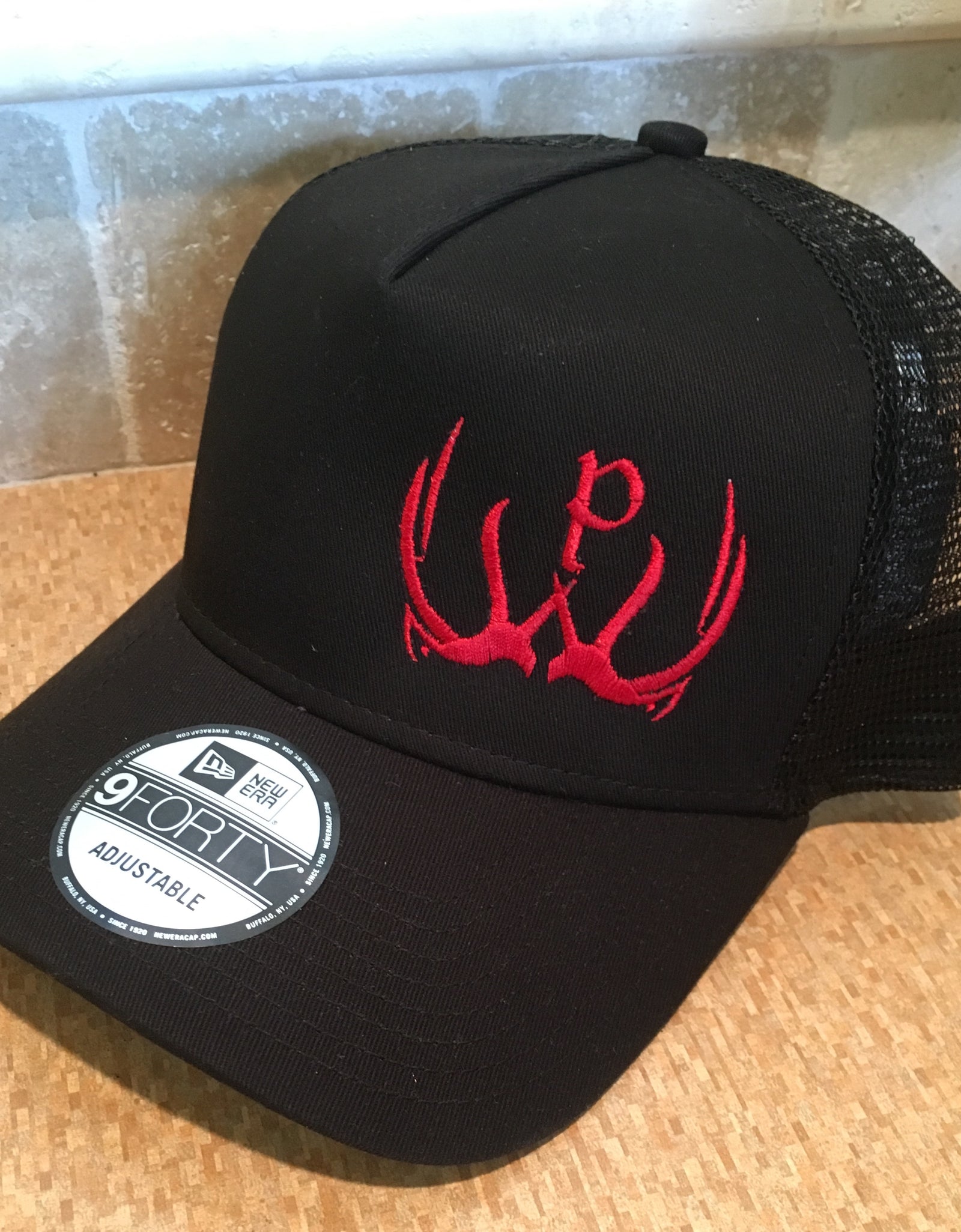 New Era Pursue The Wild Logo Hat - Black/Black & Red